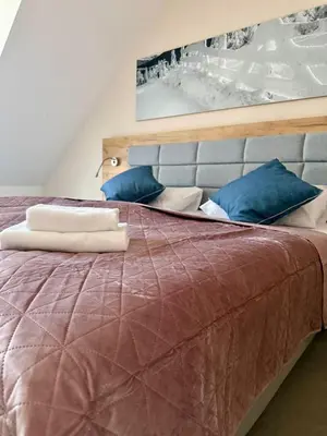 Łóżko lub łóżka w pokoju w obiekcie Aparthotel Apartamenty Czarna Góra 420