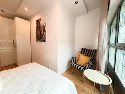 Łóżko lub łóżka w pokoju w obiekcie Mieszczańska Riverfront Apartment by BookingHost