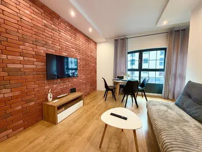 Telewizja i/lub zestaw kina domowego w obiekcie Mieszczańska Riverfront Apartment by BookingHost