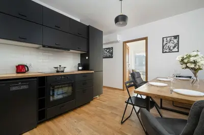 Kuchnia lub aneks kuchenny w obiekcie Spacious Apartment in Wrocław with Large Terrace and 2 Parking Spaces by Noclegi Renters
