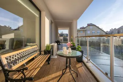 Balkon lub taras w obiekcie Spacious Apartment in Wrocław with Large Terrace and 2 Parking Spaces by Noclegi Renters