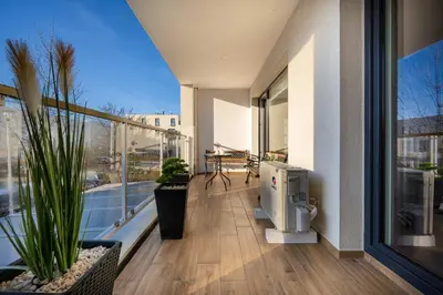 Balkon lub taras w obiekcie Spacious Apartment in Wrocław with Large Terrace and 2 Parking Spaces by Noclegi Renters