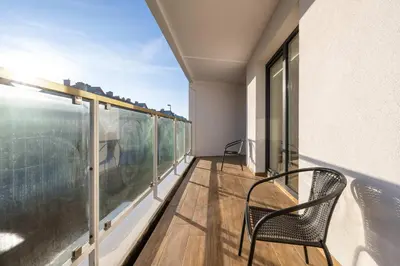 Balkon lub taras w obiekcie Spacious Apartment in Wrocław with Large Terrace and 2 Parking Spaces by Noclegi Renters
