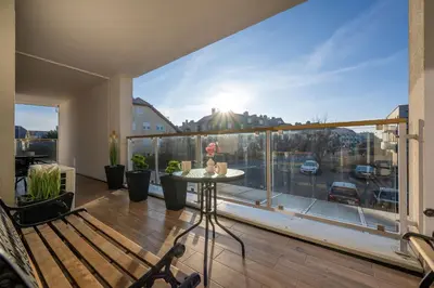 Balkon lub taras w obiekcie Spacious Apartment in Wrocław with Large Terrace and 2 Parking Spaces by Noclegi Renters