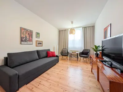 Telewizja i/lub zestaw kina domowego w obiekcie Hallera 57 Urban Apartment by BookingHost