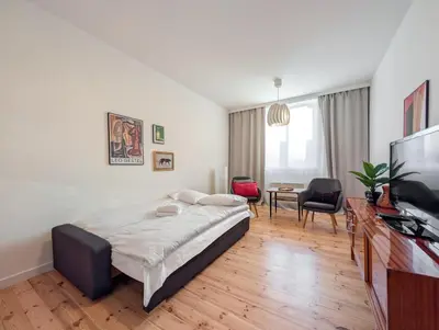 Łóżko lub łóżka w pokoju w obiekcie Hallera 57 Urban Apartment by BookingHost