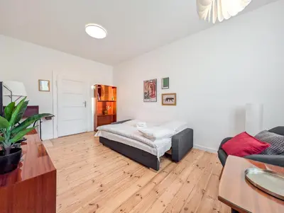 Łóżko lub łóżka w pokoju w obiekcie Hallera 57 Urban Apartment by BookingHost