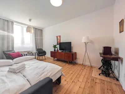 Telewizja i/lub zestaw kina domowego w obiekcie Hallera 57 Urban Apartment by BookingHost