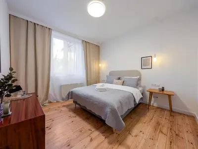 Łóżko lub łóżka w pokoju w obiekcie Hallera 57 Urban Apartment by BookingHost
