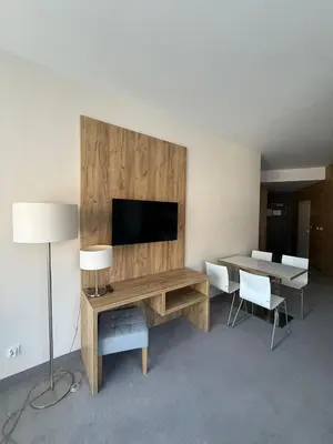 Telewizja i/lub zestaw kina domowego w obiekcie Aparthotel Apartamenty Czarna Góra 111