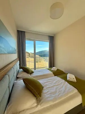 Łóżko lub łóżka w pokoju w obiekcie Aparthotel Apartamenty Czarna Góra 220