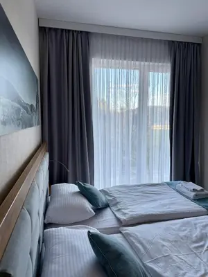 Łóżko lub łóżka w pokoju w obiekcie Aparthotel Apartamenty Czarna Góra 0101