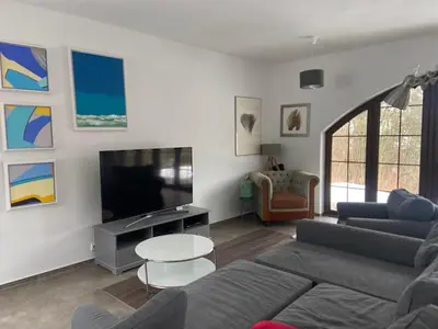 Telewizja i/lub zestaw kina domowego w obiekcie Nowoczesny dom w górach z widokiem na naturę
