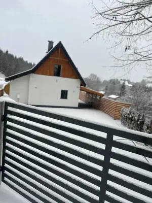 Obiekt Apartamenty Słowianka-Chatka pod lasem zimą