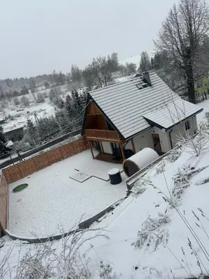 Obiekt Apartamenty Słowianka-Chatka pod lasem zimą