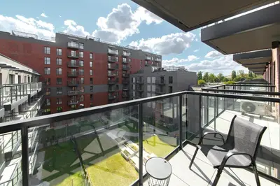 Balkon lub taras w obiekcie Kawalerka z balkonem na Sylwestra w super lokalizacji