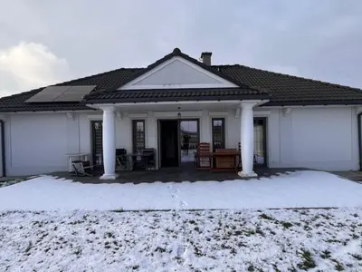 Budynek, w którym mieści się willa
