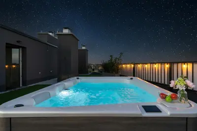 Basen w obiekcie Luxury Sky Jagodno Apartment with Jacuzzi Parking & Terrace by Renters Prestige lub w pobliżu