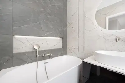 Łazienka w obiekcie Luxury Sky Jagodno Apartment with Jacuzzi Parking & Terrace by Renters Prestige