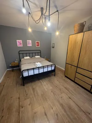 Łóżko lub łóżka w pokoju w obiekcie KatyHome Legnica