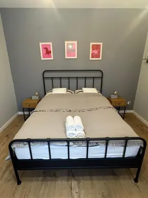 Łóżko lub łóżka w pokoju w obiekcie KatyHome Legnica