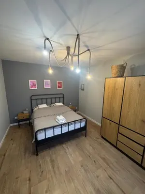 Łóżko lub łóżka w pokoju w obiekcie KatyHome Legnica