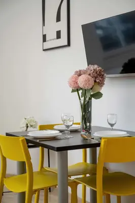 Telewizja i/lub zestaw kina domowego w obiekcie Funkcjonalny Apartament Praca Zdalna w Doskonałej Lokalizacji Wrocławia by Noclegi Renters