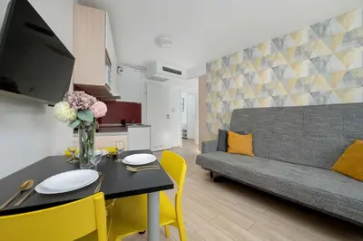 Część wypoczynkowa w obiekcie Funkcjonalny Apartament Praca Zdalna w Doskonałej Lokalizacji Wrocławia by Noclegi Renters