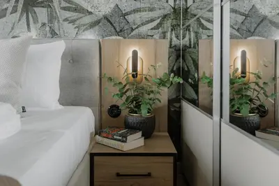 Łóżko lub łóżka w pokoju w obiekcie Mieszczańska 24 Urban Floral Studio Wrocław Fair Rentals