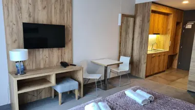 Telewizja i/lub zestaw kina domowego w obiekcie Aparthotel Apartamenty Czarna Góra 0119