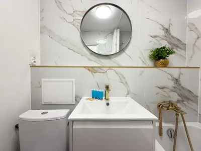 Łazienka w obiekcie Powstańców Śląskich Lavish Apartment by BookingHost