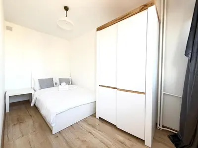 Łóżko lub łóżka w pokoju w obiekcie Powstańców Śląskich Lavish Apartment by BookingHost