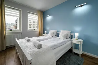 Łóżko lub łóżka w pokoju w obiekcie RentPlanet - Apartament Brzoskwiniowa