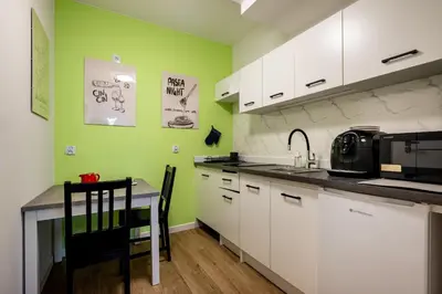 Kuchnia lub aneks kuchenny w obiekcie RentPlanet - Apartament Brzoskwiniowa