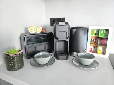 Zestaw do parzenia kawy i herbaty w obiekcie Apartament Zielony Loft Kudowa Zdrój z parkingiem w garażu