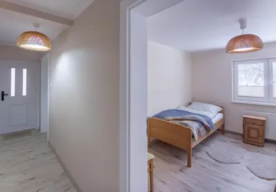 Łóżko lub łóżka w pokoju w obiekcie Domek przy strumyku