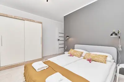 Łóżko lub łóżka w pokoju w obiekcie Siemianowicka Apartment with Balcony & Parking Wrocław by Noclegi Renters
