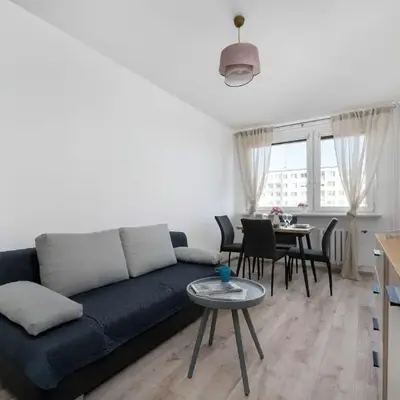 Bright 2-Bedroom Apartment with Bathtub