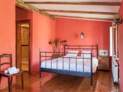 Łóżko lub łóżka w pokoju w obiekcie Holiday Home für eine große Familie oder eine Gruppe von Freunden by Interhome