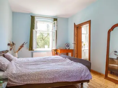 Łóżko lub łóżka w pokoju w obiekcie Holiday Home für eine große Familie oder eine Gruppe von Freunden by Interhome