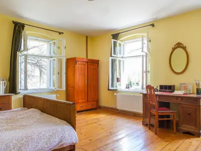 Łóżko lub łóżka w pokoju w obiekcie Holiday Home für eine große Familie oder eine Gruppe von Freunden by Interhome