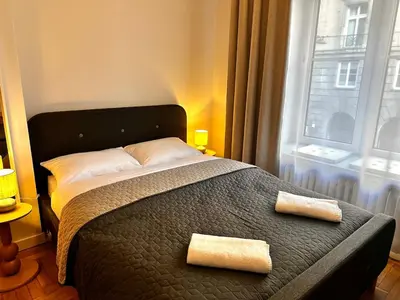 Łóżko lub łóżka w pokoju w obiekcie Stylowy retro apartament w sercu Wrocławia