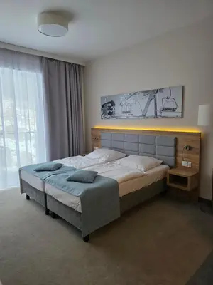 Łóżko lub łóżka w pokoju w obiekcie Aparthotel Apartamenty Czarna Góra 110