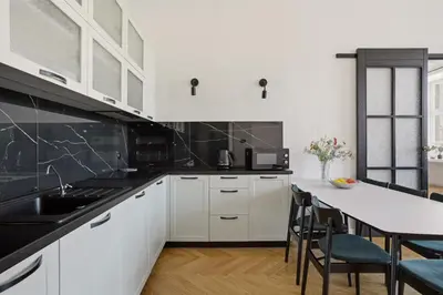 Kuchnia lub aneks kuchenny w obiekcie Market Square View 2 Rooms AS Home R26 79 m2