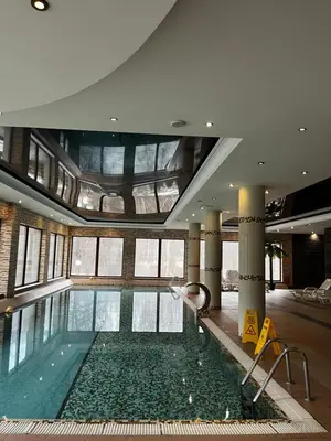 Basen w obiekcie Hotel Gorzelanny - basen , jacuzzi , sauna sucha, parowa w cenie pobytu! lub w pobliżu