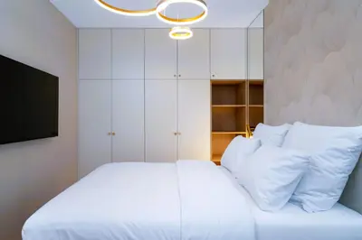 Łóżko lub łóżka w pokoju w obiekcie Luxury 24h Stay Apartment with Netflix, PrimeTV, EV Parking and 1Gbps WiFi