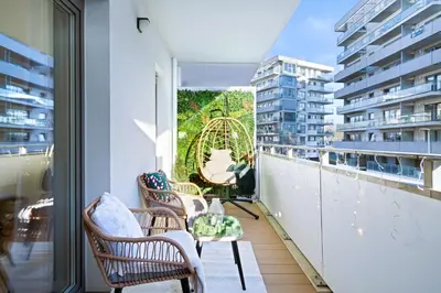 Balkon lub taras w obiekcie Luxury 24h Stay Apartment with Netflix, PrimeTV, EV Parking and 1Gbps WiFi