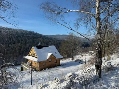 Obiekt Górska Chata w Górach Bystrzyckich zimą
