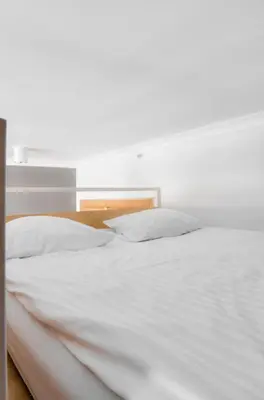 Łóżko lub łóżka w pokoju w obiekcie Comfort & Modern Apartment Studio by Market Square with AC AS HOME S4