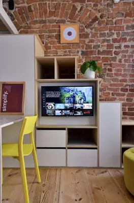 Telewizja i/lub zestaw kina domowego w obiekcie Comfort & Modern Apartment Studio by Market Square with AC AS HOME S4